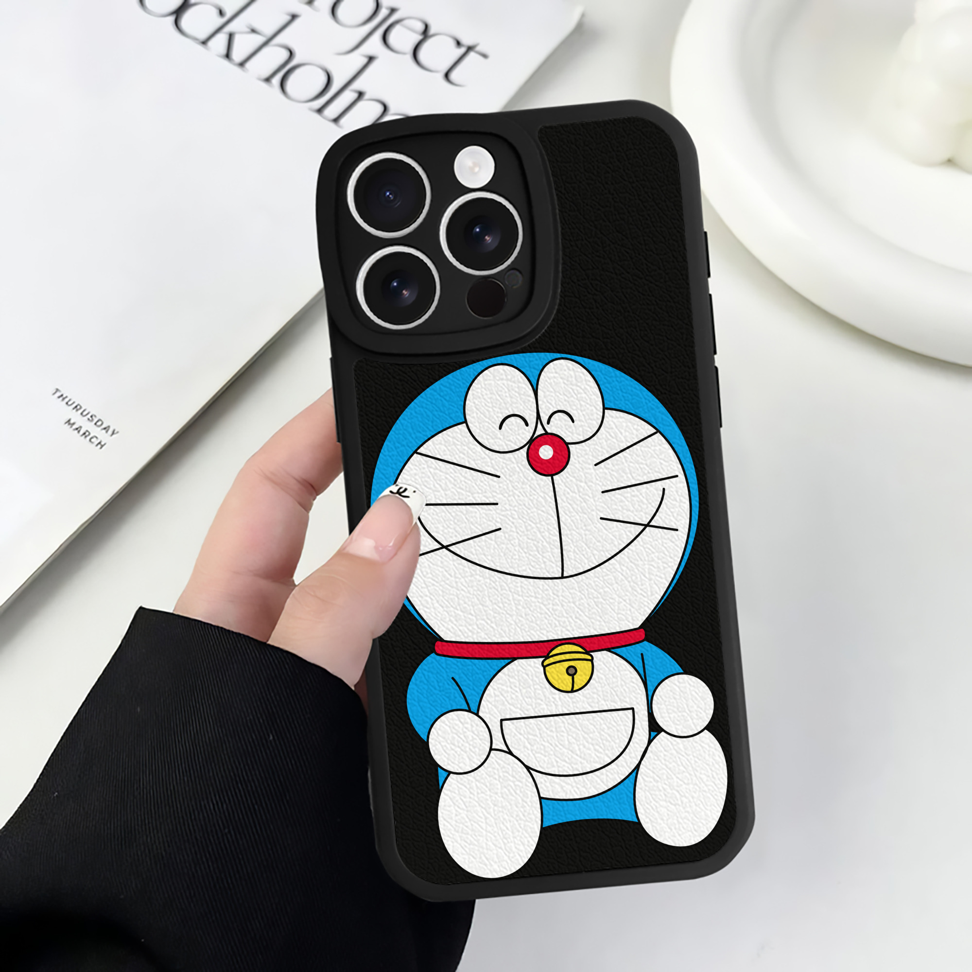 （画像用） ドラえもん Doraemon 【iPhone 16シリーズ対応】シリコンスマホケース（レザー調） 材質：シリコン
